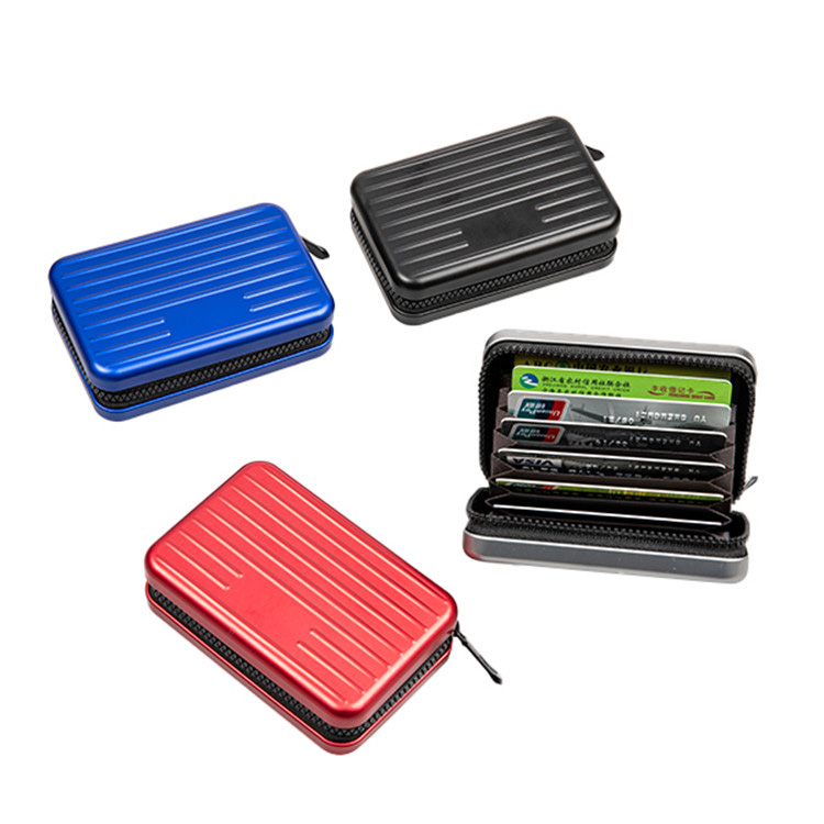 In che modo un portafoglio per carte in alluminio con cerniera migliora la sicurezza e l'organizzazione quotidiana delle carte?